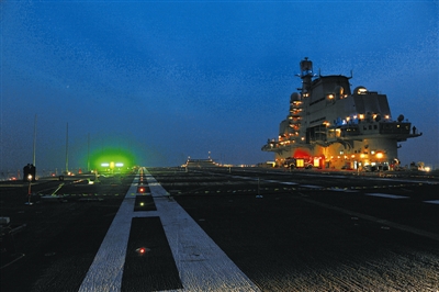 資料圖：夜晚的遼寧艦。