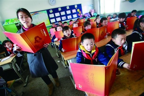 濟(jì)南新苑小學(xué)從1997年開始，讓學(xué)生堅(jiān)持續(xù)寫雷鋒日記至今已經(jīng)有十六年 記者鄭濤攝