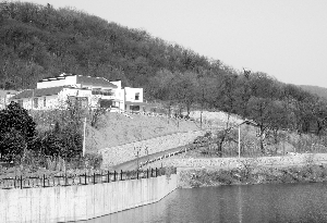 兩層小樓依山傍水，環(huán)境不錯