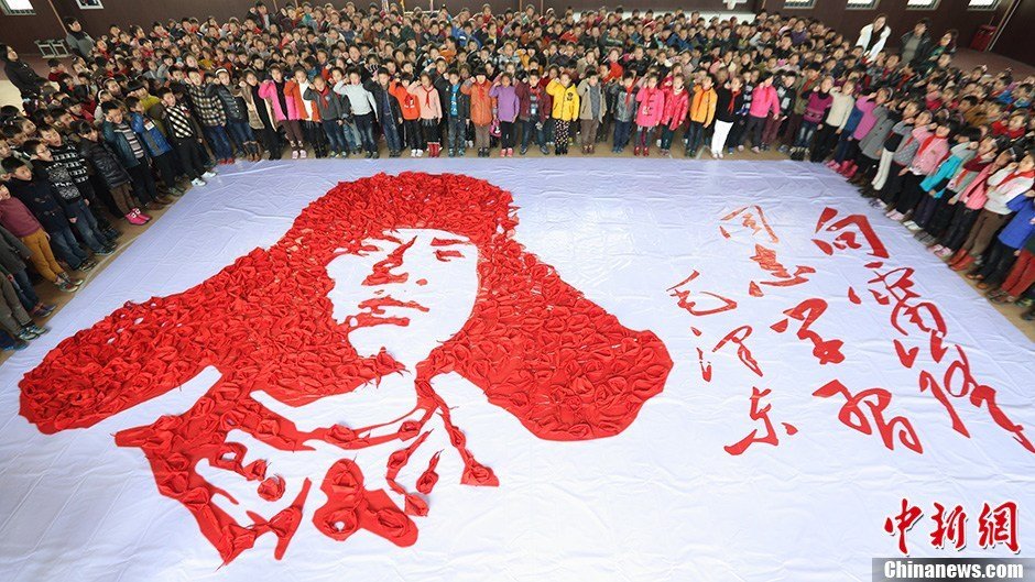 浙江近千名學生用紅領巾拼成雷鋒圖案