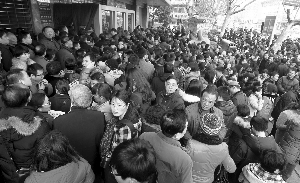 早上市民排長(zhǎng)隊(duì)，等華僑路交易中心開門