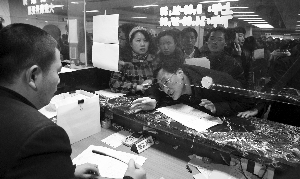 “人人人人人人人人華僑路房產(chǎn)交易大廳人人人人人人人人人。”昨天一大早，“@現(xiàn)代快報(bào)”微博用這句話來形容南京房產(chǎn)交易登記的火爆。