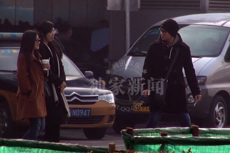 追星：姚晨小腹微隆攜老公恩愛(ài)回京 吳奇隆過(guò)眼癮瞪女粉絲