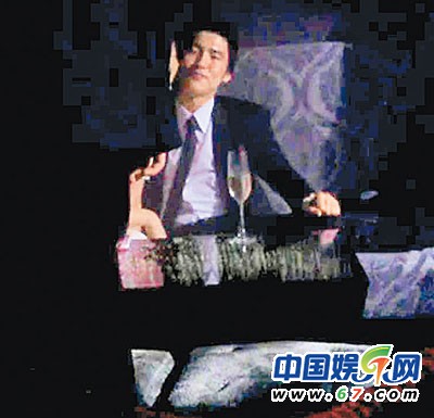 情到濃時，汪圓圓吻男友面頰