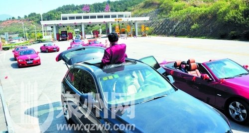 福建現(xiàn)最拉風(fēng)迎親隊(duì)：9部豪車接新娘 嫁妝過(guò)億