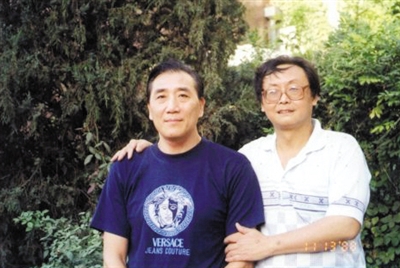 上個(gè)世紀(jì)九十年代末，黃頻捷（左）和姚世仁在北京的合影。