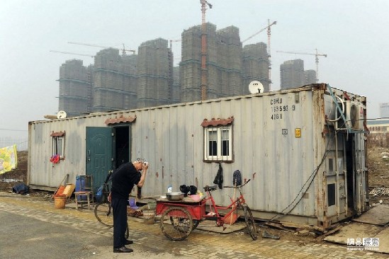 住在中國:房價(jià)比天高 蝸居如蟻穴