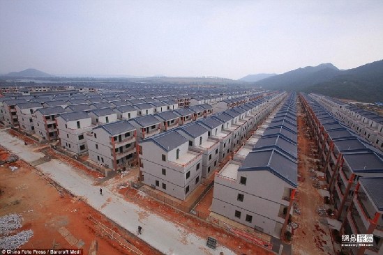 住在中國(guó):房?jī)r(jià)比天高 蝸居如蟻穴