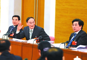 3月6日，中共中央政治局常委、中央紀委書記王岐山來到他所在的北京代表團，與代表一起審議政府工作報告。
