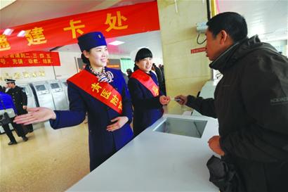 青醫(yī)導(dǎo)醫(yī)隊制服美貌 患者調(diào)侃像空姐