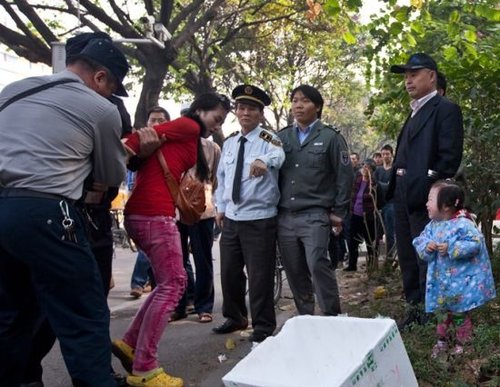 城管與女小販發(fā)生沖突后，女小販被警方強(qiáng)行帶走，她的孩子在一旁放聲大哭。南都記者 黎湛均 攝