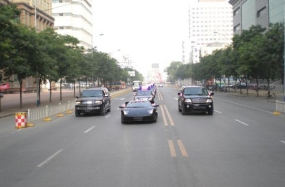 央視主播張蕾億萬(wàn)身價(jià)老公豪車(chē)