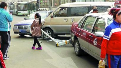 小面包被追尾撞破護(hù)欄 三車無辜遭殃