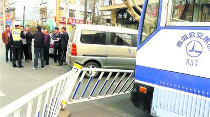 小面包被追尾撞破護(hù)欄 三車無辜遭殃