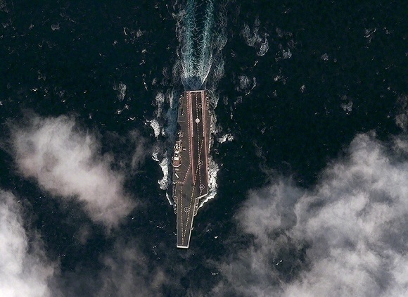 原文配圖：美國Digital Globe衛(wèi)星公司公布的拍攝于3月1日的遼寧艦航母衛(wèi)星照。