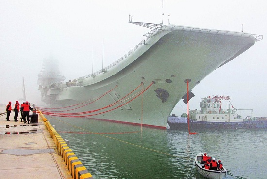 資料圖：遼寧艦航母靠泊在航母軍港內(nèi)的場景。