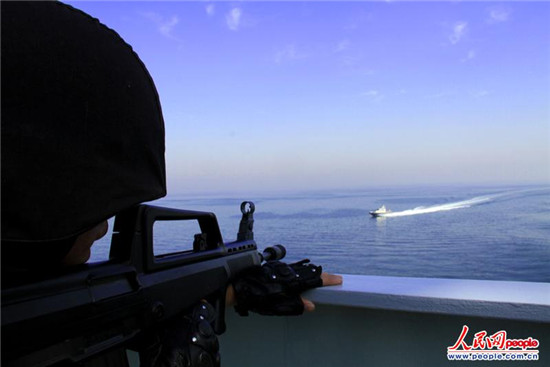 原文配圖：演練中，海盜小艇快速向我艦艇沖鋒，實施攻擊，特戰(zhàn)隊員快速鎖定目標。