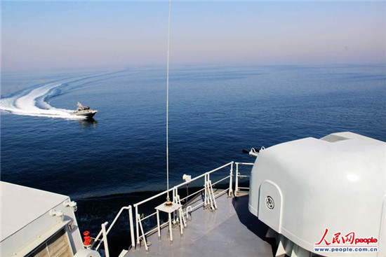 原文配圖：演練中，海盜小艇向我海軍微山湖艦沖鋒，實(shí)施攻擊，我艦艇火炮迅速鎖定目標(biāo)。