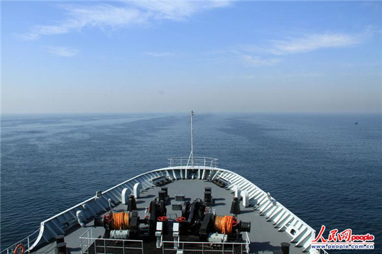 原文配圖：航行中的微山湖艦，正在進(jìn)行反海盜演練。