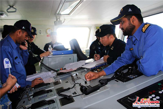 原文配圖：巴基斯坦海軍觀察員與我海軍官兵密切協(xié)作。
