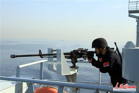 原文配圖：演練中，微山湖艦特戰(zhàn)隊(duì)員時(shí)刻保持警惕，準(zhǔn)備實(shí)施防衛(wèi)。