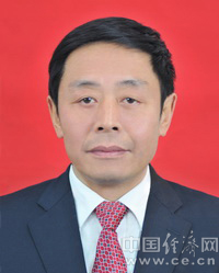 龍華，男，漢族，重慶巴南人，1958年2月生，研究生，歷史學(xué)碩士，講師、政工師，1976年8月參加工作，1988年6月加入中國共產(chǎn)黨。