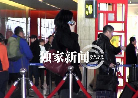 王菲外出星味足 攜神秘“馬辮男”同離京