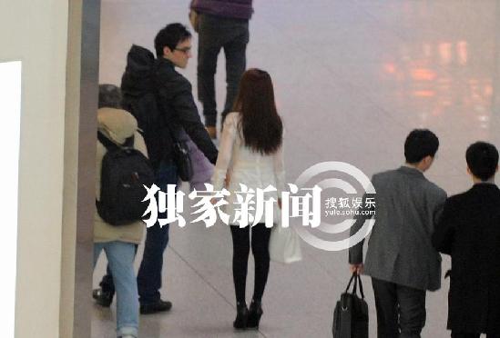 郭美美與外國男友牽手現(xiàn)身機(jī)場 穿著奢華疑遭胸襲