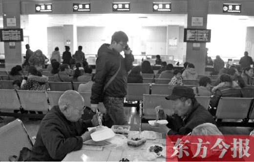 　3月5日，鄭州市房屋交易和登記中心，房產(chǎn)交易過戶人數(shù)激增，為節(jié)省時間，有人的午餐便在大廳里解決。