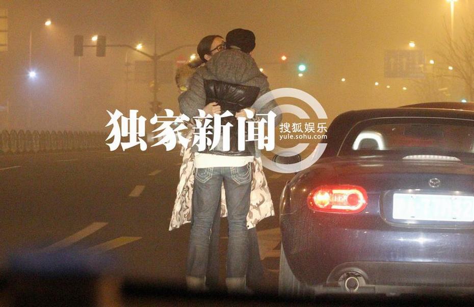 追星：平安開(kāi)跑車與女友公路激吻 周杰攜85后模特女友回京