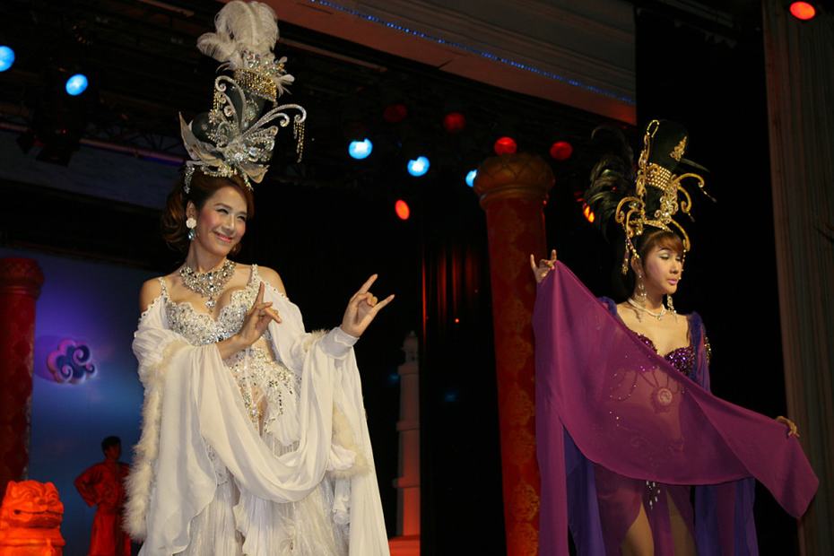 泰國(guó)曼谷人妖表演秀驚艷四座 豪乳美腿秒殺國(guó)內(nèi)超模