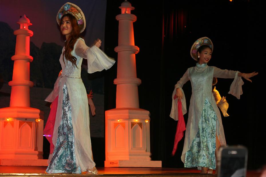 泰國(guó)曼谷人妖表演秀驚艷四座 豪乳美腿秒殺國(guó)內(nèi)超模