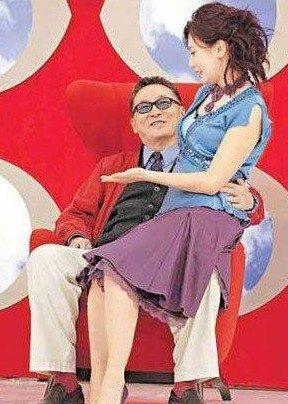 做派大膽女星：張柏芝調(diào)戲撒貝寧 ELLA強(qiáng)吻余文樂(lè)