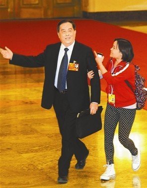 鐵道部部長(zhǎng)盛光祖被攔下，欣然接受采訪