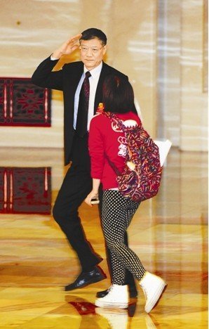 住房和城鄉(xiāng)建設(shè)部部長(zhǎng)姜偉新敬禮婉拒采訪，匆匆離去