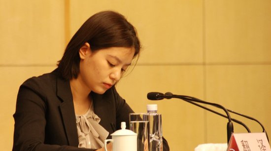 全國(guó)人大新聞中心美女翻譯引關(guān)注
