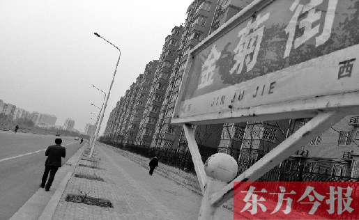 昨天是植樹節(jié)，鄭州市高新區(qū)一條街道上，180多個已經(jīng)挖了一年多的樹坑依然沒有種上樹。“啥時候種，需要領(lǐng)導(dǎo)來定，領(lǐng)導(dǎo)還沒說具體時間。”鄭州市高新區(qū)管委會綠化科一名張姓工作人員說。
