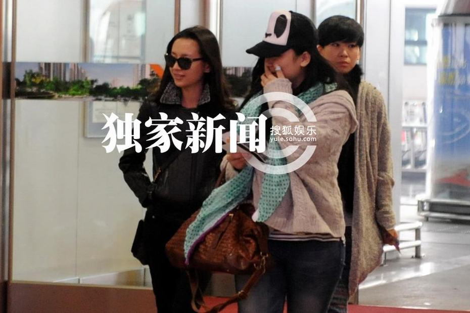 董潔面似“黃臉婆”高調(diào)離京 無視傳聞帶笑容