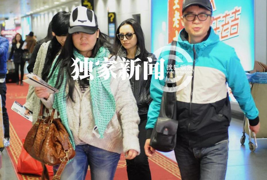 董潔面似“黃臉婆”高調(diào)離京 無(wú)視傳聞帶笑容