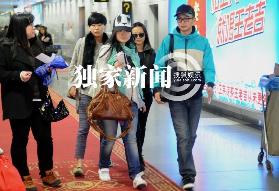 董潔面似“黃臉婆”高調離京 無視傳聞帶笑容