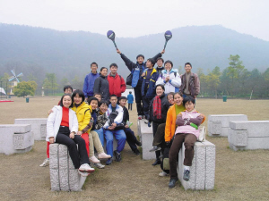 高一時(shí)，全班去太子灣公園玩。右二穿著黃色衣服的是張京。左上中間穿著黑衣服的女孩是也進(jìn)了外交部的趙婷，圍紅色格子圍巾的是胡躍波老師。圖片由胡躍波老師提供