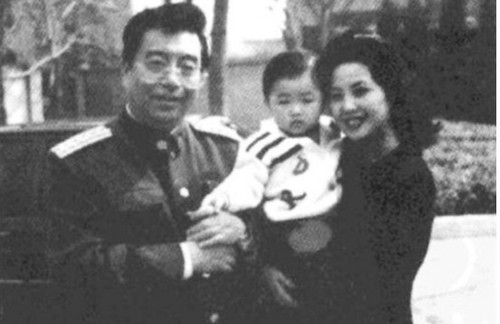 李雙江、李天一、夢鴿一家三口的合影。