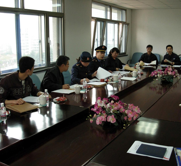 企業(yè)年檢工作人員到青島港開展“大企業(yè)直通車”暨上門年檢服務