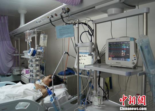洞房花燭夜被中國(guó)古人稱為人生四喜之一，但對(duì)于來(lái)自山西省偏遠(yuǎn)山村的李瑞江來(lái)說(shuō)，新婚之夜足以成為其人生之大悲。李瑞江疑因被“鬧洞房”時(shí)導(dǎo)致的支氣管斷裂及并發(fā)癥，或?qū)⒆兂芍参锶?。張怡攝