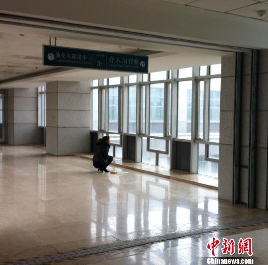 洞房花燭夜被中國(guó)古人稱為人生四喜之一，但對(duì)于來(lái)自山西省偏遠(yuǎn)山村的李瑞江來(lái)說(shuō)，新婚之夜足以成為其人生之大悲。李瑞江疑因被“鬧洞房”時(shí)導(dǎo)致的支氣管斷裂及并發(fā)癥，或?qū)⒆兂芍参锶恕堚鶖z