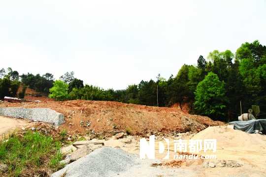 惠州地派鎮(zhèn)地派溫泉酒店對面，是曾廣興所稱倒土的位置，但現(xiàn)場并無大量棄土，當?shù)卮逦卜裾J曾有大量棄土。