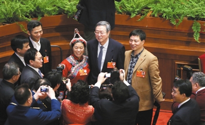 昨日，在全國(guó)人大會(huì)議間隙，央行行長(zhǎng)周小川與代表合影。新京報(bào)記者 韓萌 攝