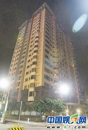 昨凌晨金友莊父親到張志堅三重住處為女兒討公道，在交誼廳密談