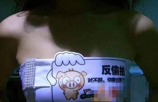 大膽開(kāi)放女車模 穿得太露骨了