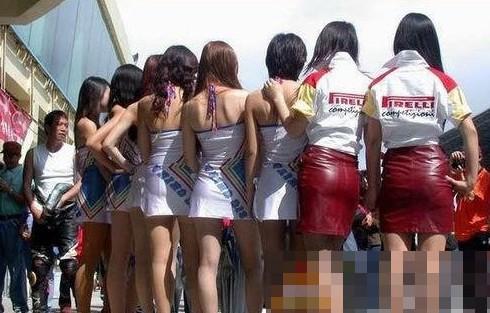 大膽開(kāi)放女車(chē)模 穿得太露骨了
